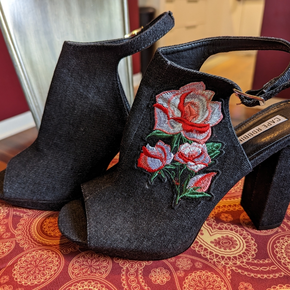 Cape Robbins Heels Sz 10